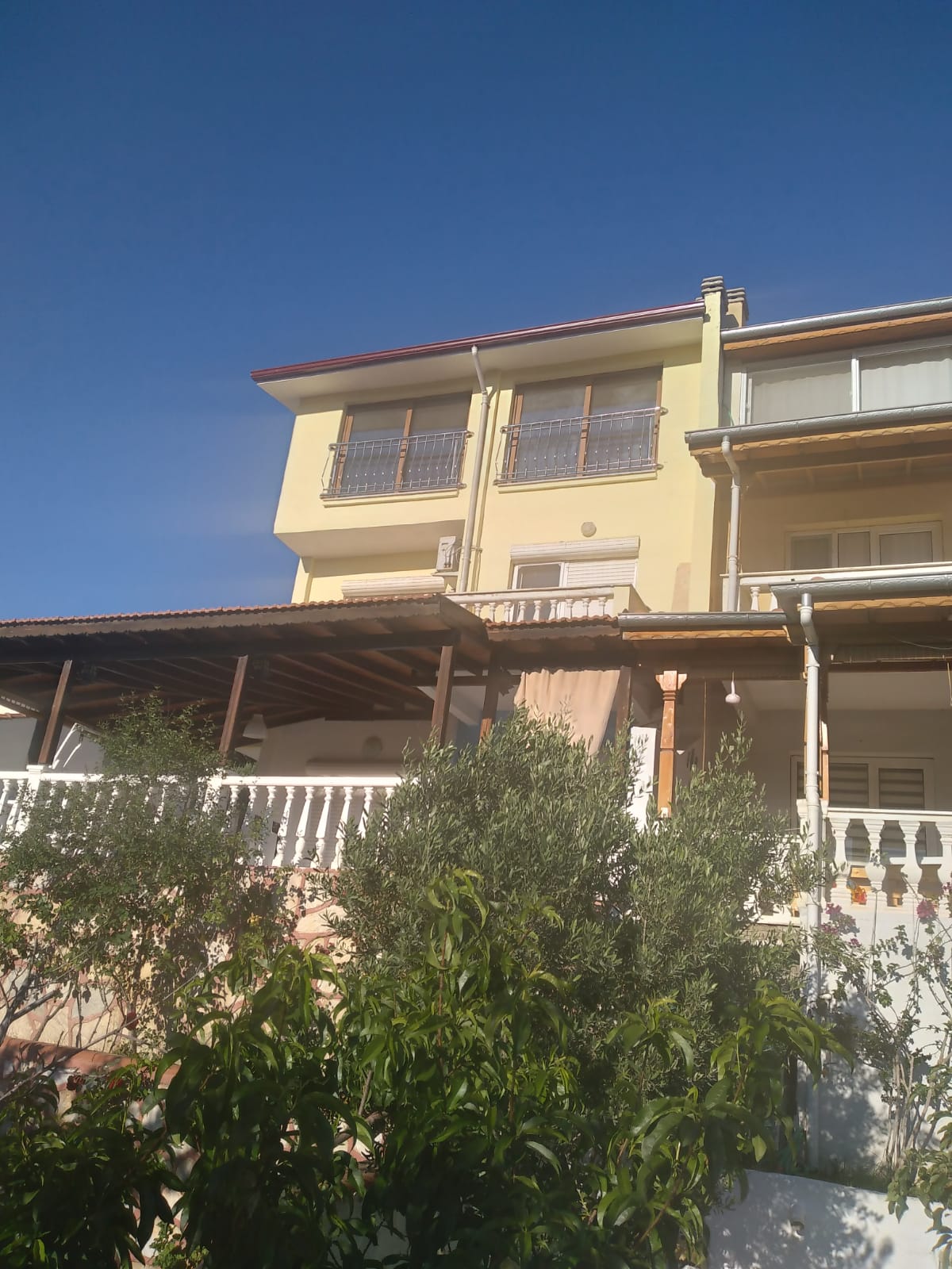 Akarca Yenisu Evlerinde Deniz Manzaralı Satılık 5+1 Villa