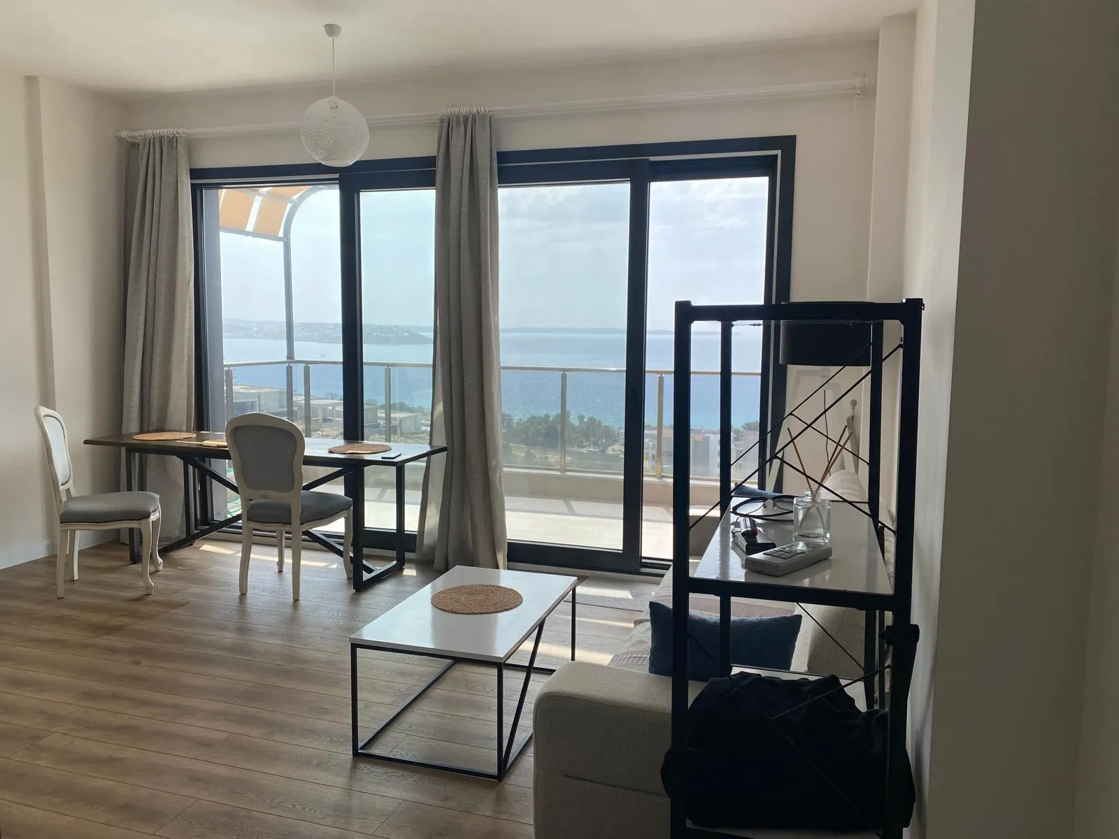 LOCATEDEN ÇEŞME AYASARANDADA DENİZ MANZARALI 1+1 KİRALIK REZİDANS